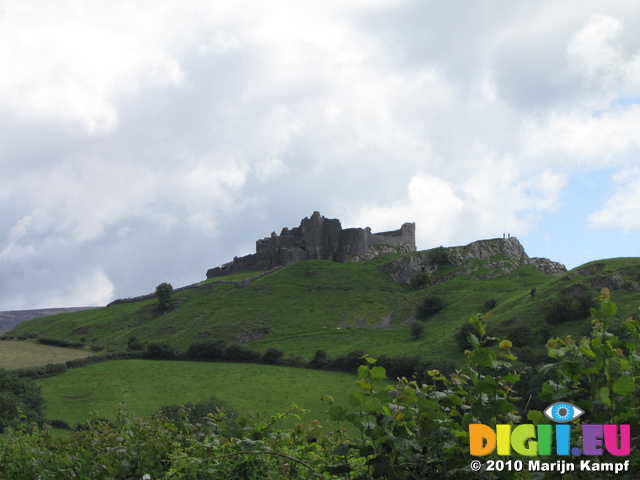 SX16206 Carreg Cennen castle